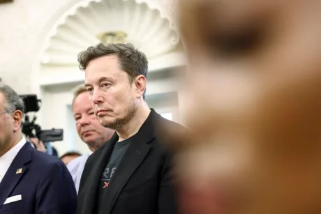 Elon Musk la o conferință, exprimându-se despre provocările platformei X.