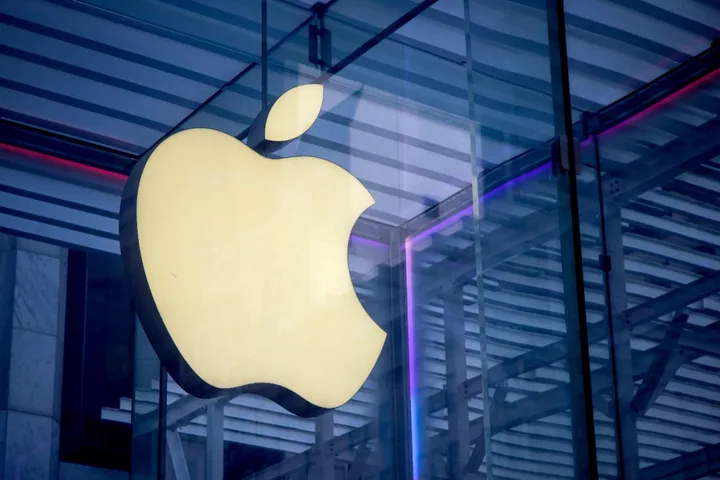 Logo-ul Apple pe un fundal modern, simbolizând inovația tehnologică.