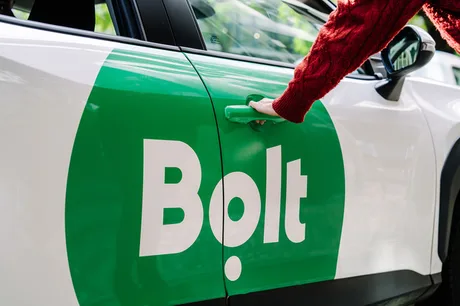 Un utilizator deschide ușa unei mașini Bolt pentru a comanda o cursă rapidă.