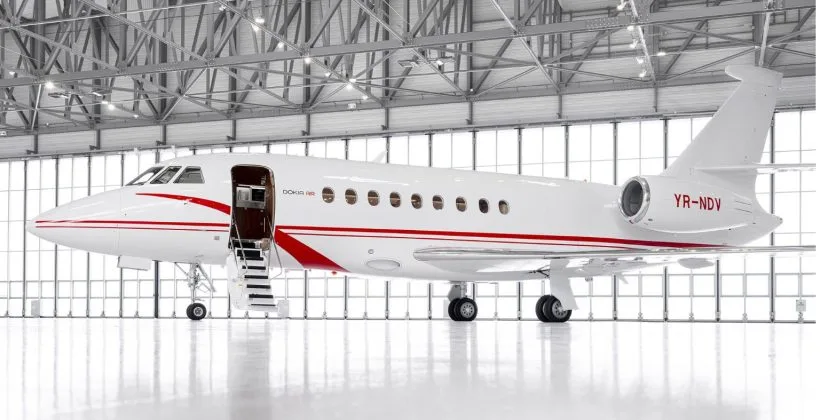 Avion privat Dassault Falcon 2000LXS în hangar, pregătit pentru zbor.