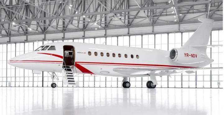 Avion privat Dassault Falcon 2000LXS în hangar, pregătit pentru zbor.