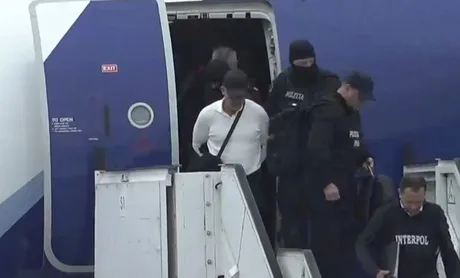 Vladimir Plahotniuc sosind sub escortă la instanță pentru procesul său.