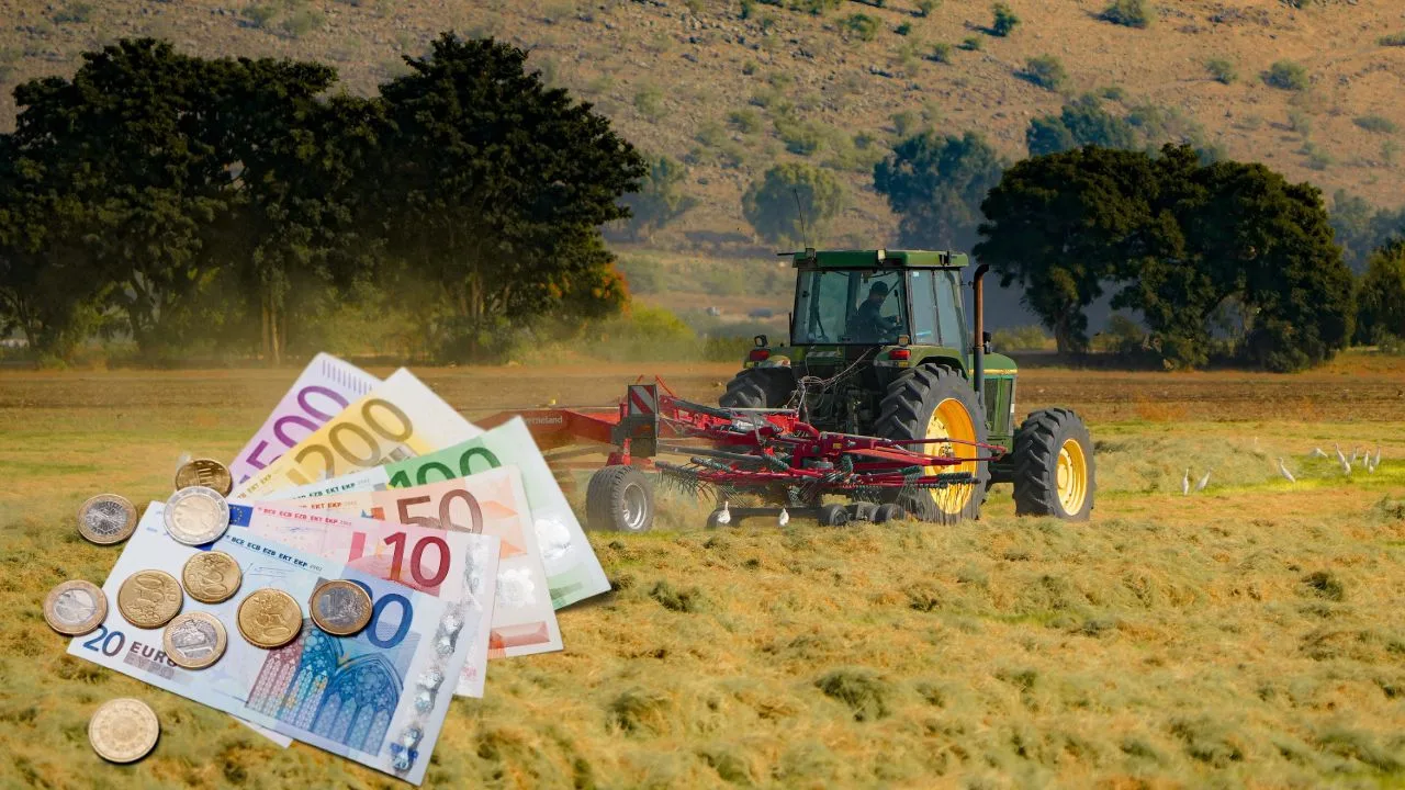 Tractor pe câmp, cu bancnote și monede în prim-plan.
