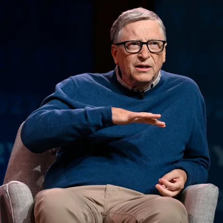 Bill Gates discută despre inovații tehnologice și viitorul procesării optice.