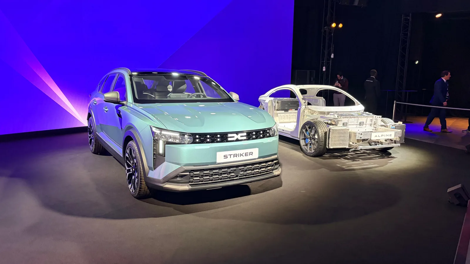 Dacia Striker și un model de caroserie expus la evenimentul de lansare.