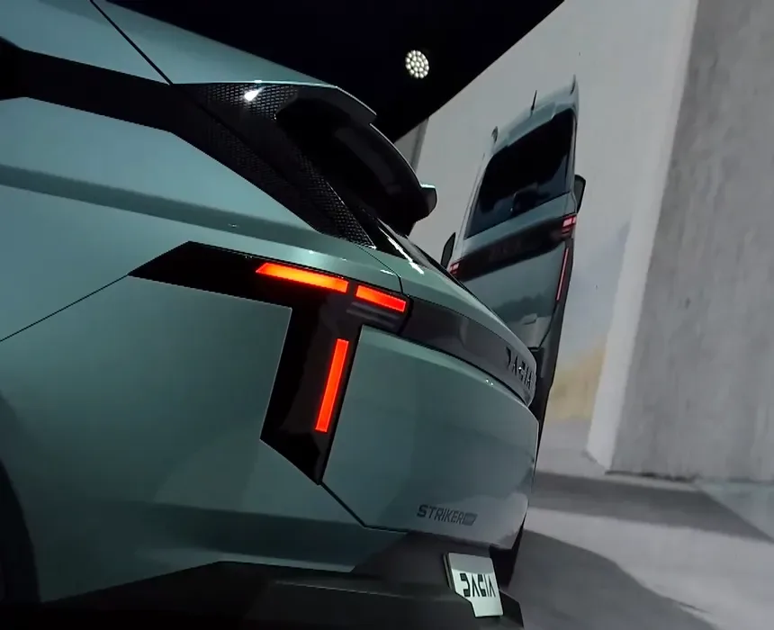 Spatele modelului Dacia Striker cu detalii moderne.