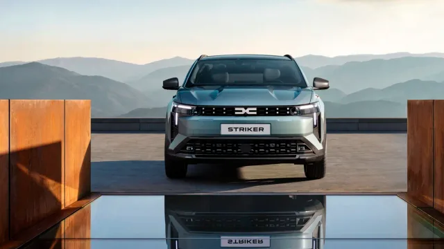 Vedere frontală a modelului Dacia Striker, evidențiind grila și farurile.
