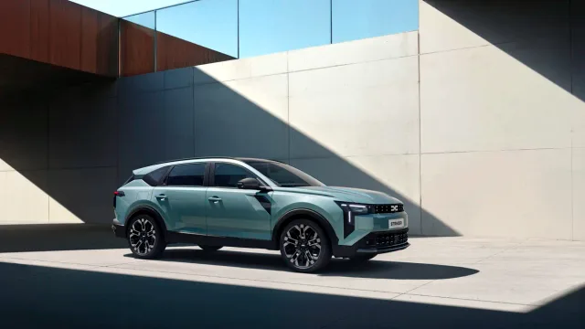 Dacia Striker în exterior, cu un peisaj montan în fundal.