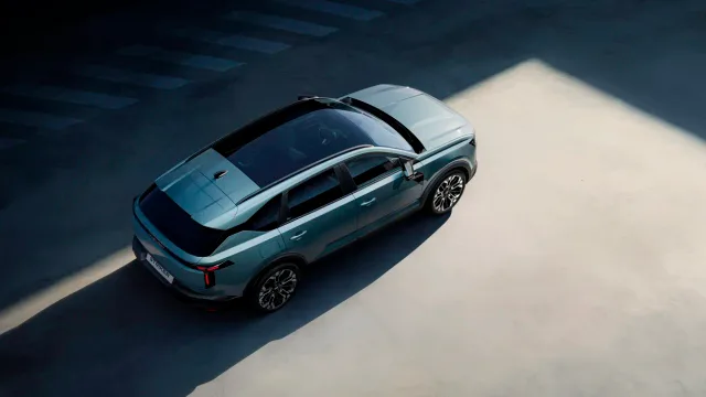 Vedere din spate a noului crossover Dacia Striker.