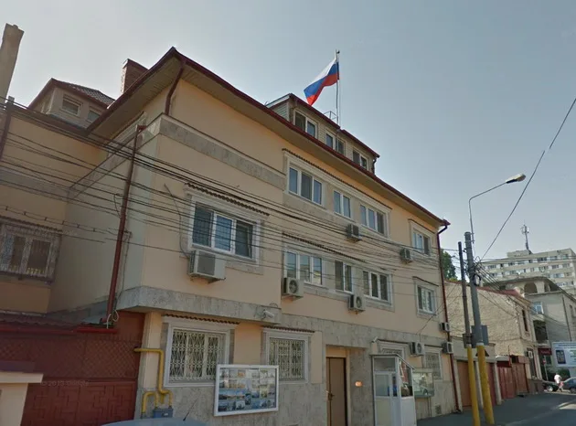 Clădirea consulatului rus din Constanța, cu steagul Rusiei arborat.