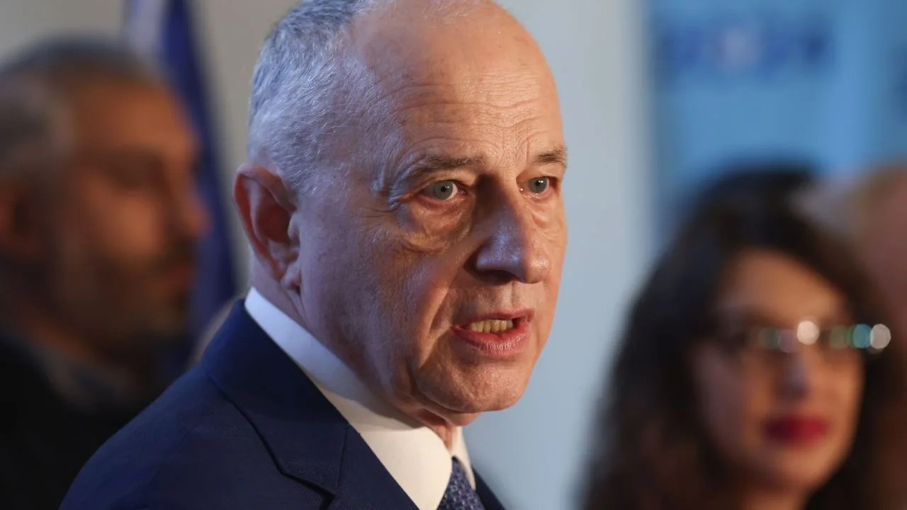 Mircea Geoană discutând despre acuzațiile recente legate de influențe externe.