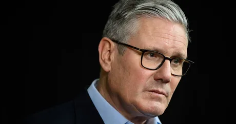 Keir Starmer discutând despre provocările politice actuale ale partidului laburist.