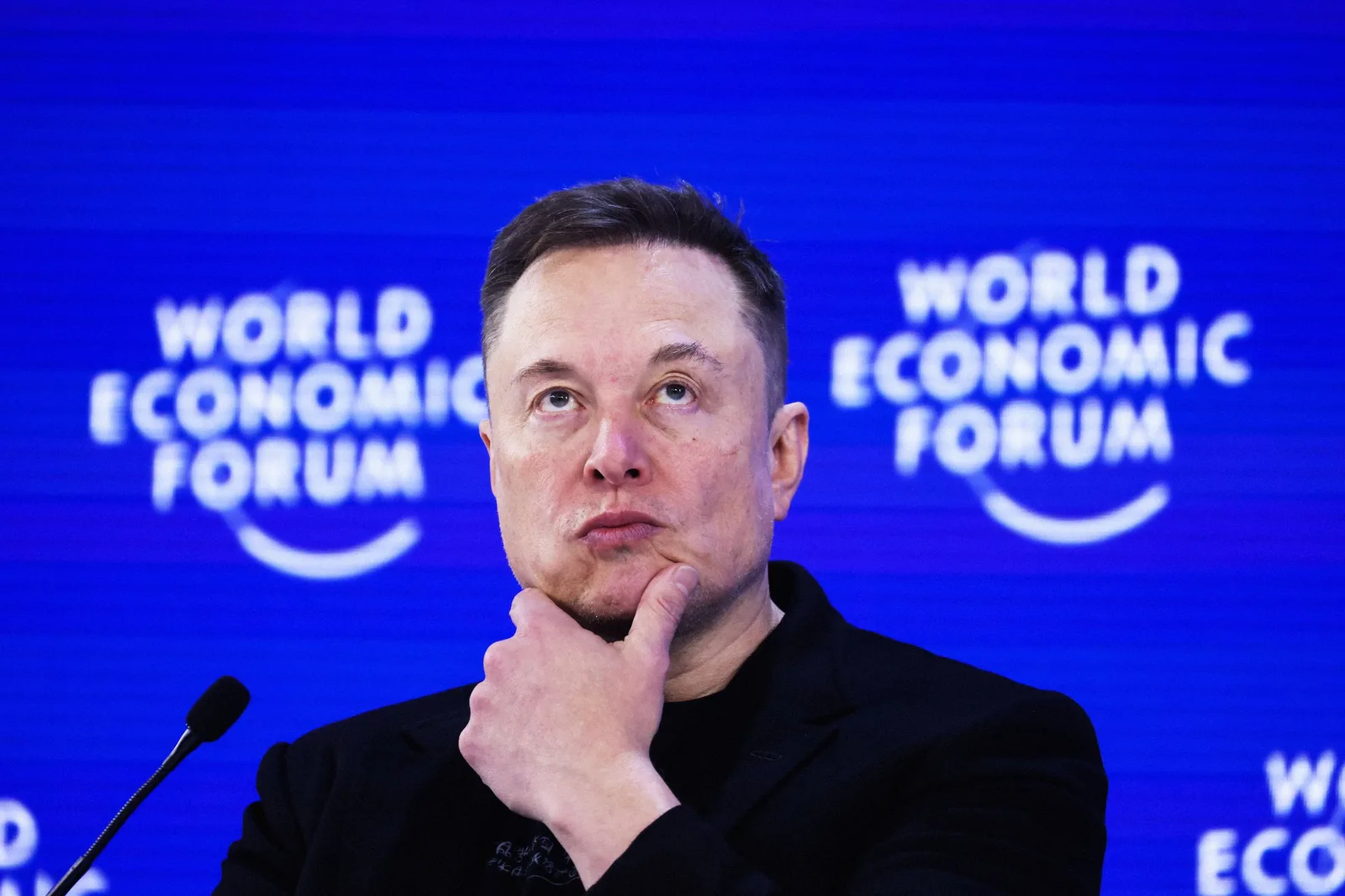 Elon Musk discutând despre fuziunea SpaceX cu xAI la Forumul Economic Mondial.