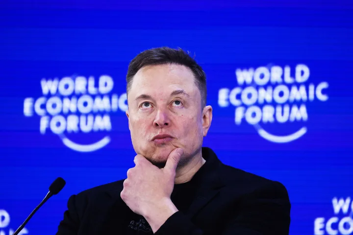 Elon Musk discutând despre fuziunea SpaceX cu xAI la Forumul Economic Mondial.