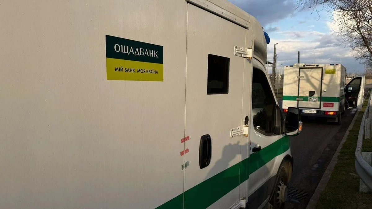 Vehicul blindat Oschadbank în Budapesta, returnat autorităților ucrainene.
