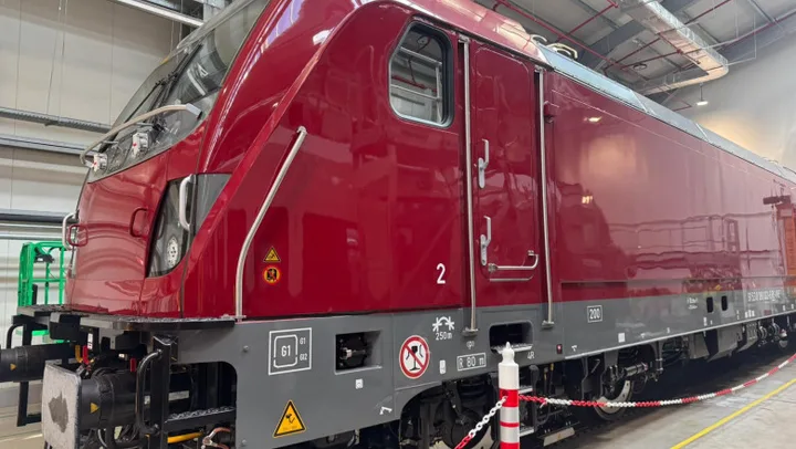 Locomotivă electrică roșie pregătită pentru testare pe căile ferate din România.