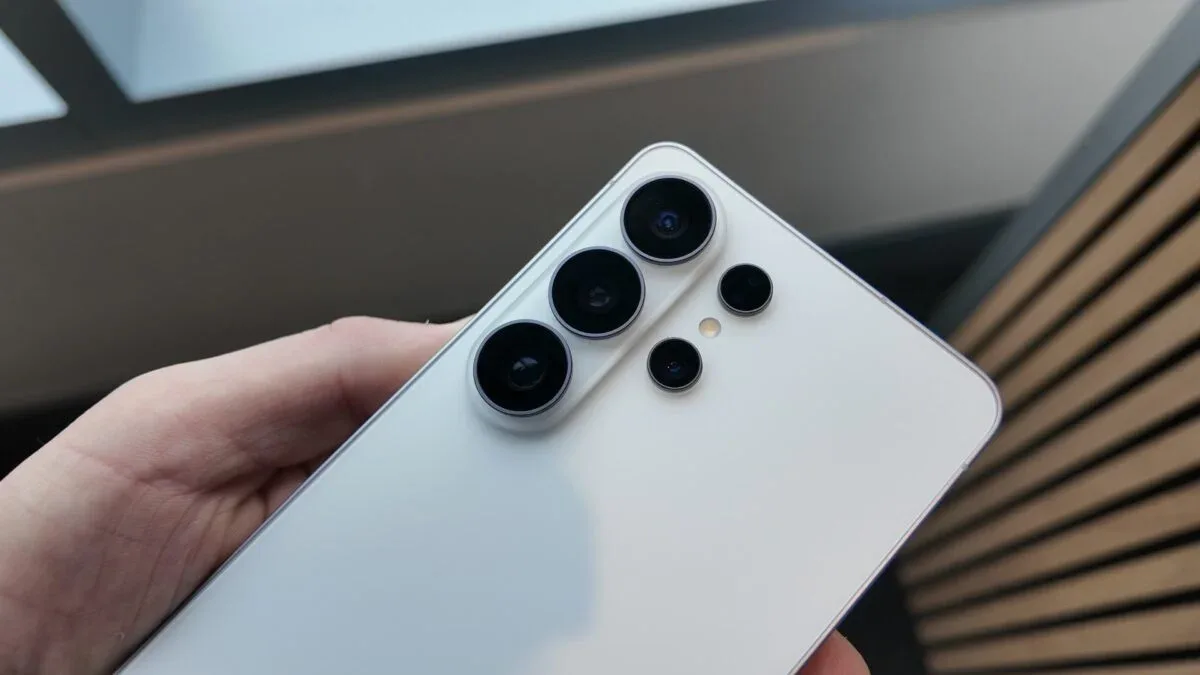 Un telefon Galaxy cu camere multiple, pregătit pentru fotografii subacvatice.