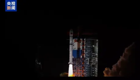 Lansare de rachetă pentru un satelit experimental de internet mobil.