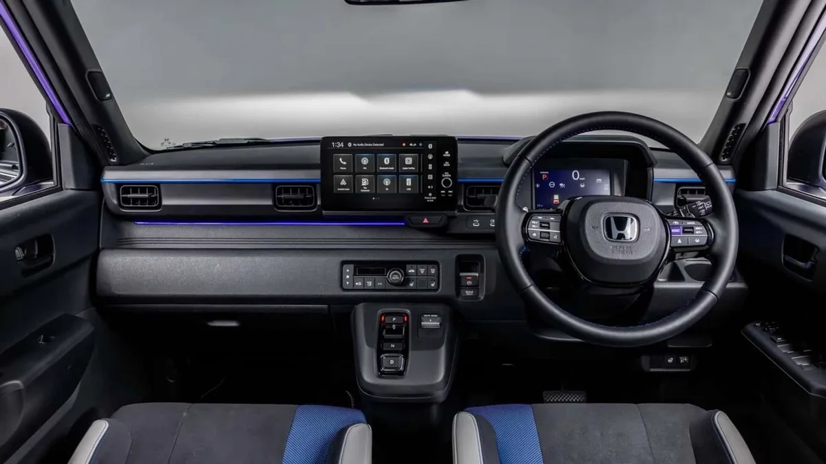 Interiorul modern al modelului Honda Super-N, cu tehnologie avansată.