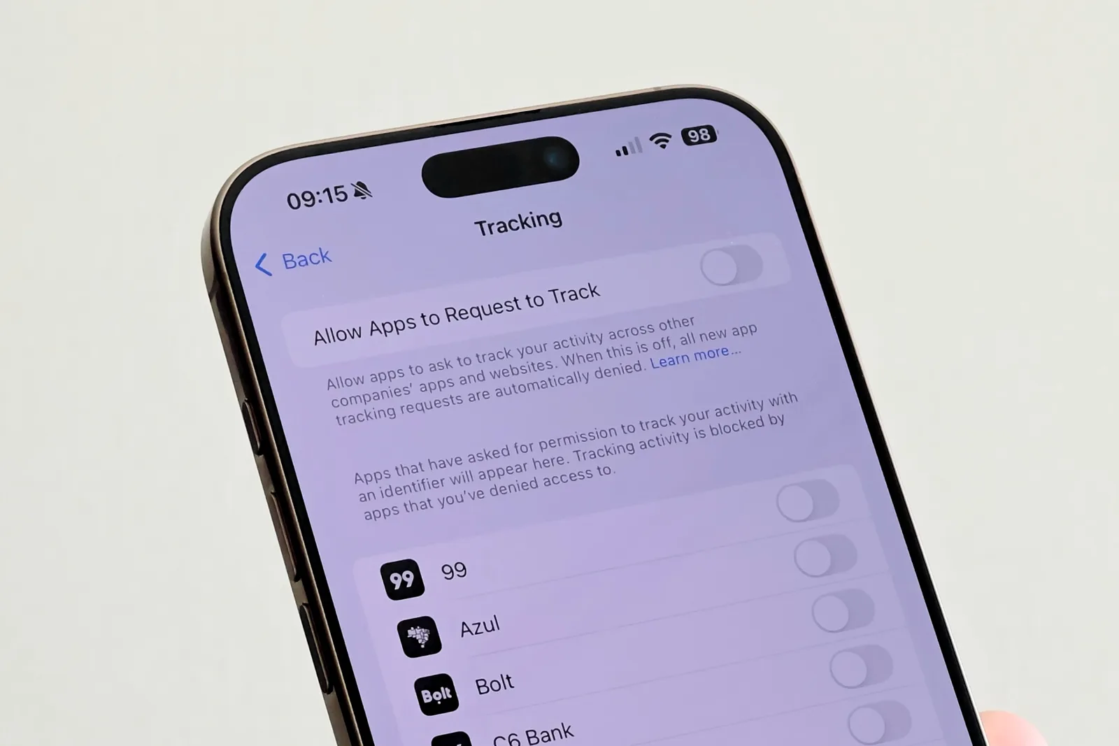 Setări pentru urmărirea aplicațiilor pe un iPhone, evidențiind opțiunile de confidențialitate.