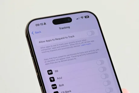 Setări pentru urmărirea aplicațiilor pe un iPhone, evidențiind opțiunile de confidențialitate.