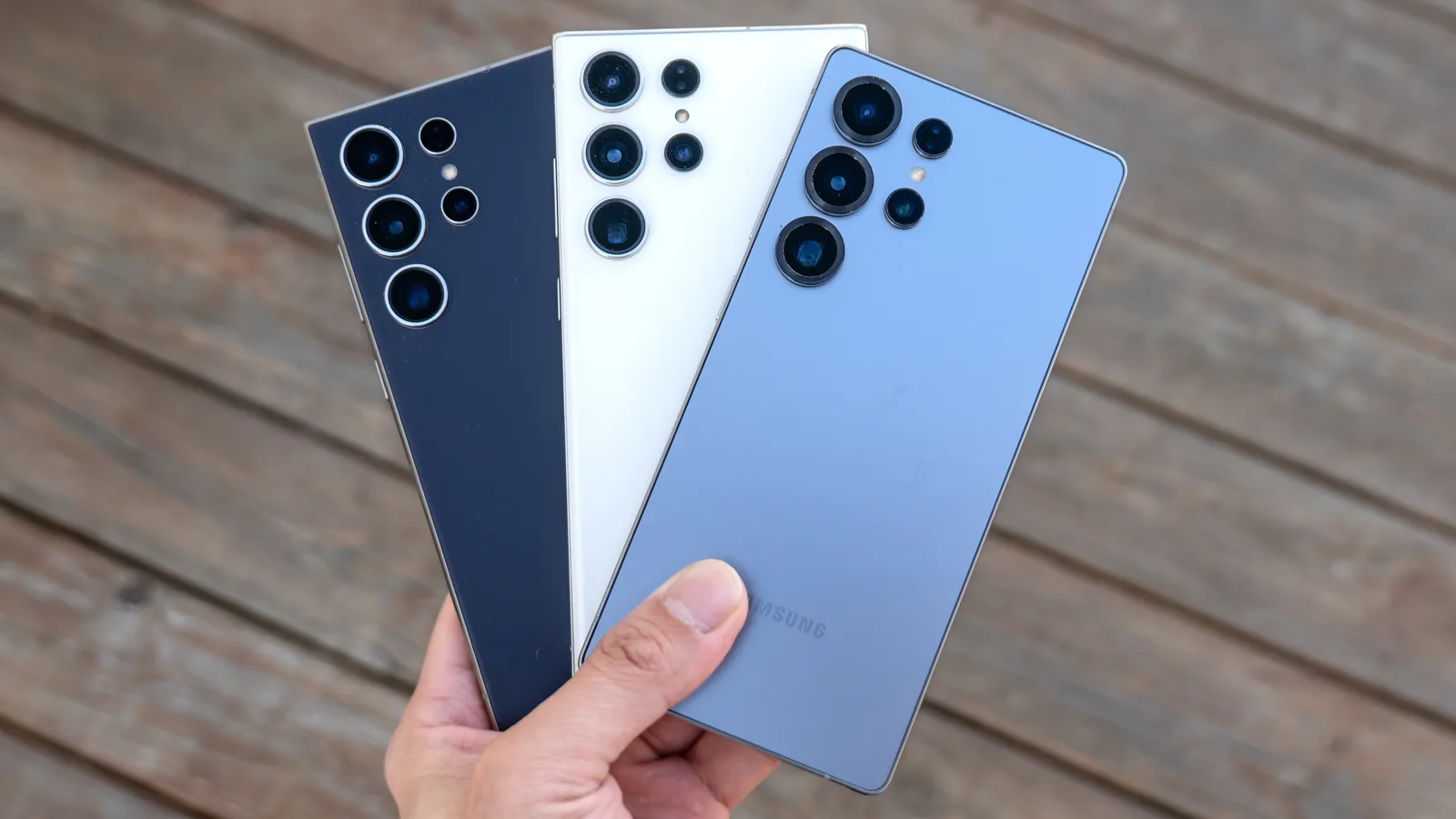 Trei modele Galaxy S25 prezentate împreună, evidențiind designul elegant și camerele.