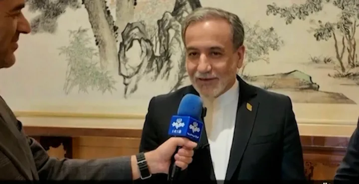 Ministrul iranian de externe discutând despre poziția internațională a Iranului.