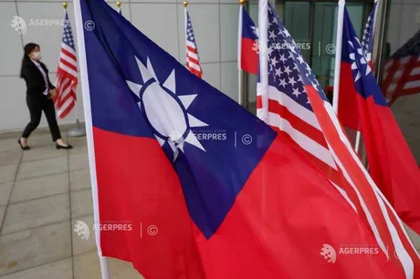 Steagurile Taiwanului și SUA fluturând în vânt, simbolizând relațiile bilaterale.