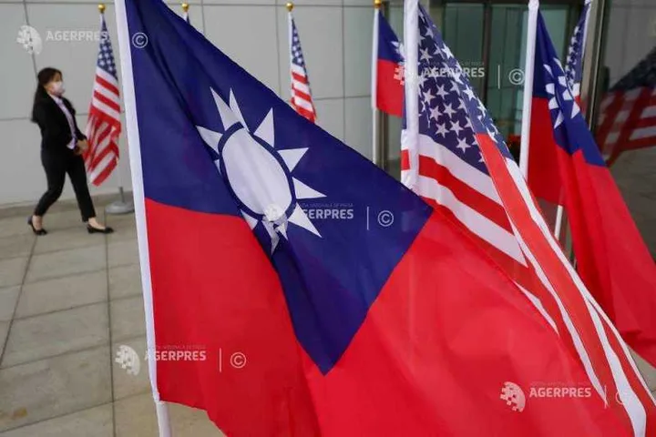 Steagurile Taiwanului și SUA fluturând în vânt, simbolizând relațiile bilaterale.