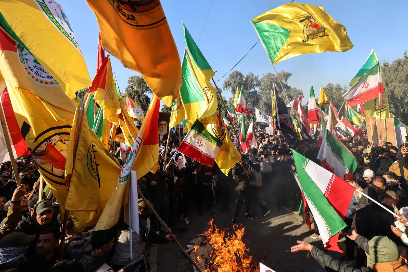 Proteste masive în Iran, cu steaguri și oameni adunați în stradă.