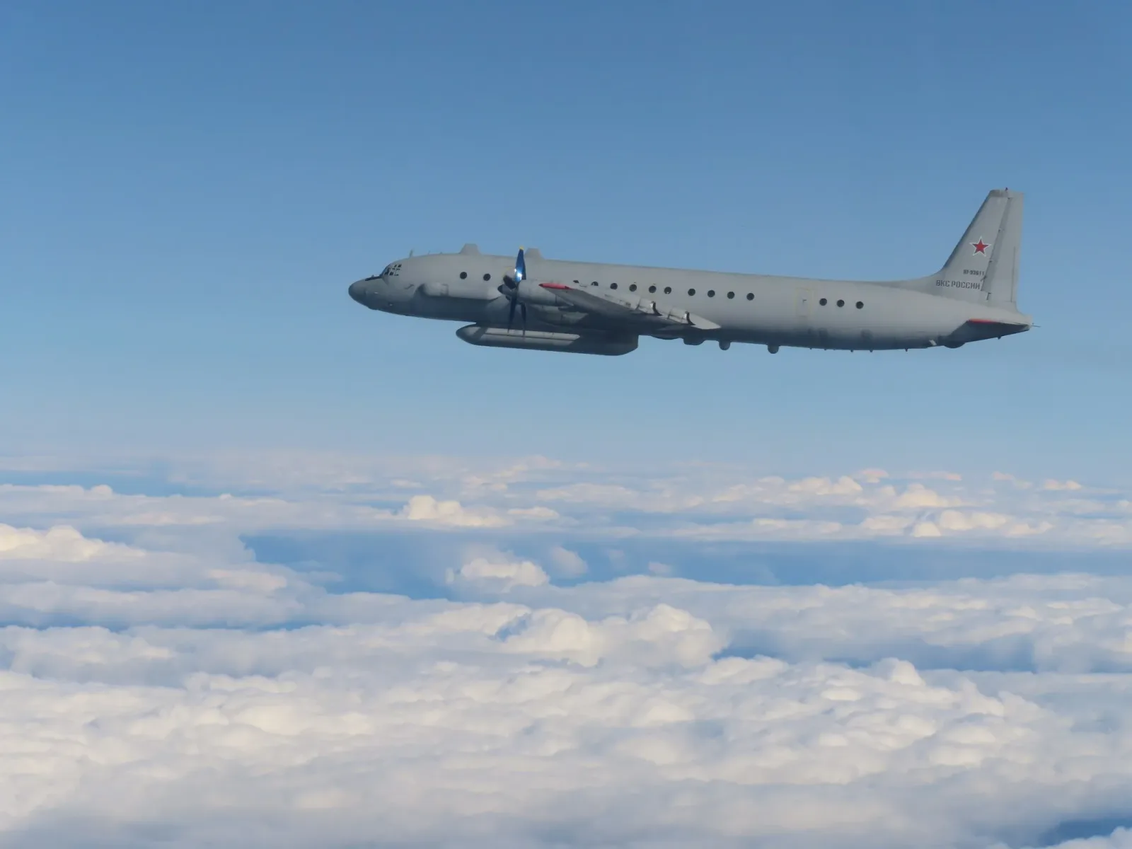 Avion rusesc IL-20 zburând deasupra norilor în Marea Baltică.