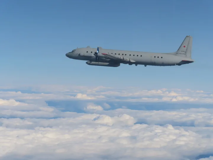 Avion rusesc IL-20 zburând deasupra norilor în Marea Baltică.