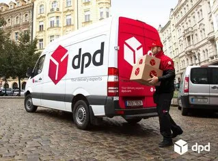 Un angajat DPD livrează un colet într-o zonă urbană din România.