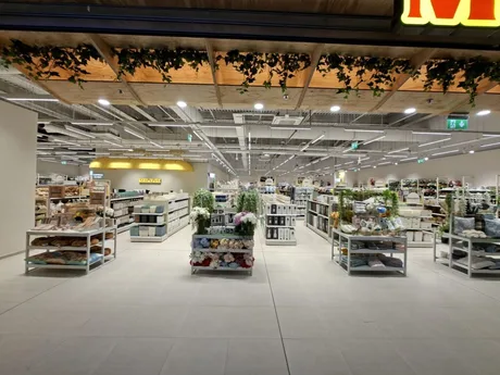 Interiorul magazinului MR.DIY din Grand Arena Shopping Mall, plin de produse diverse.
