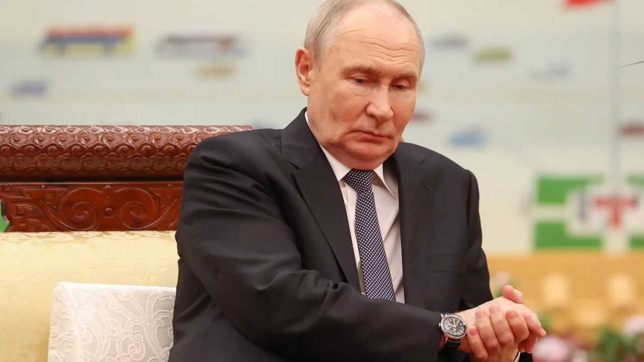 Vladimir Putin, vizibil îngrijorat, la o întâlnire oficială în China.