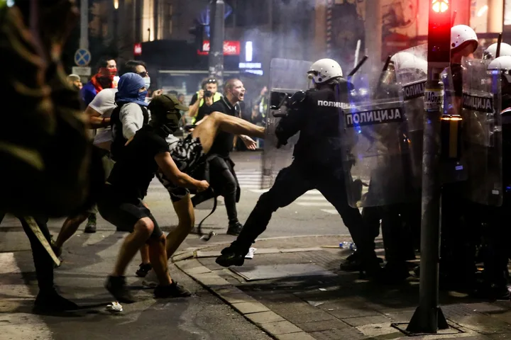 Ciocniri între protestatari și poliție în Belgrad, tensiuni crescute la manifestație.