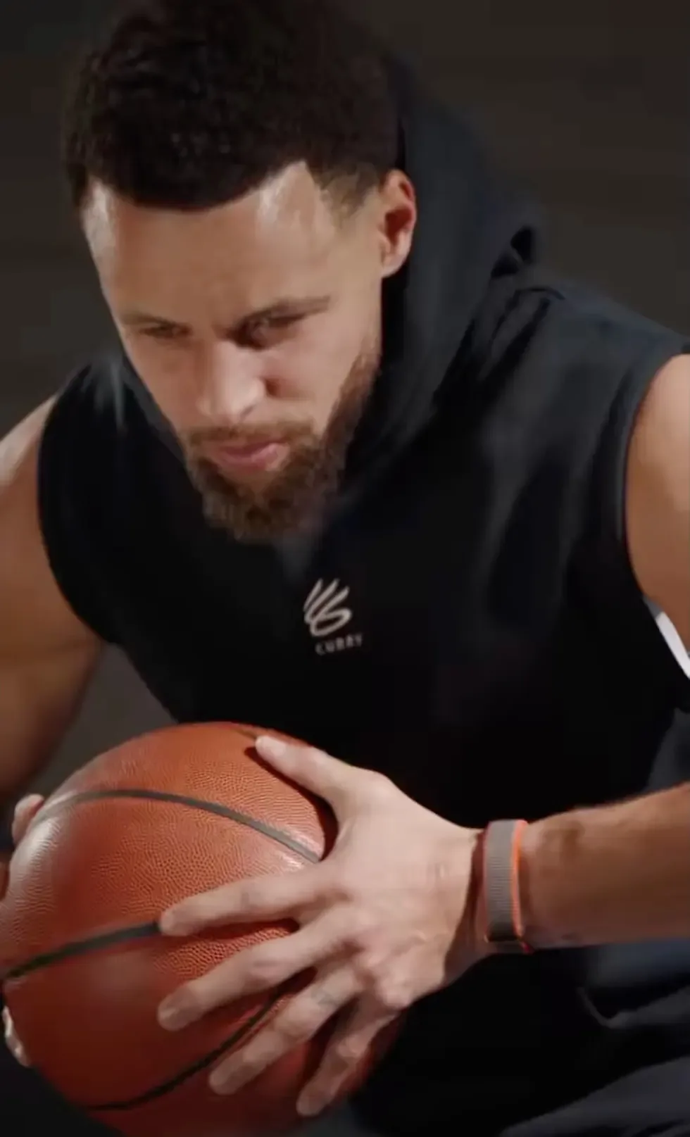 Stephen Curry se pregătește să dribleze cu mingea de baschet.