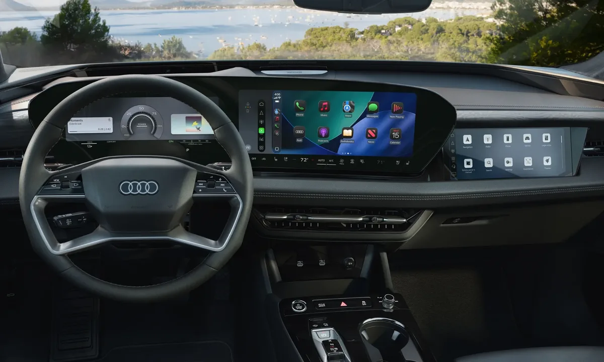 Interiorul Audi Q6 e-tron 2027, cu ecrane tactile și butoane fizice.