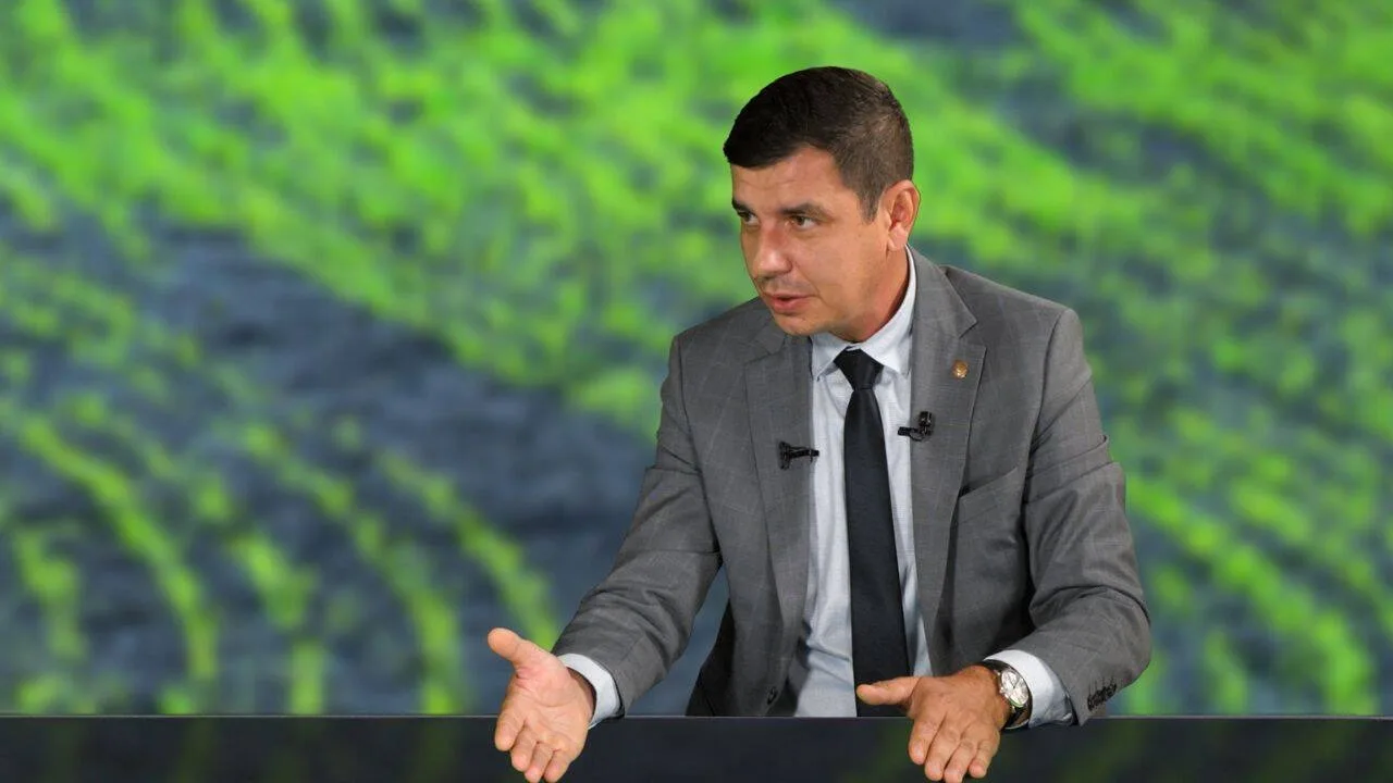 Emil Dumitru discută despre subvențiile APIA pentru fermieri.