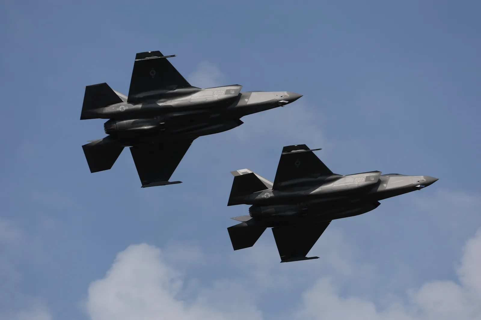Avioane F-35 zburând pe cerul Poloniei, simbol al securității naționale.