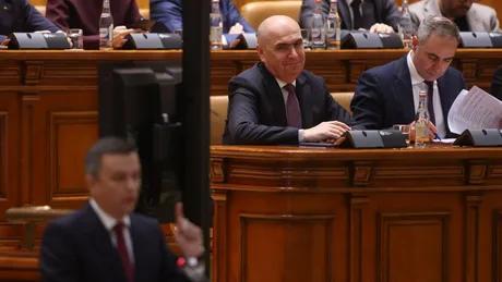 Ilie Bolojan la o ședință parlamentară, discutând despre viitorul guvernului.