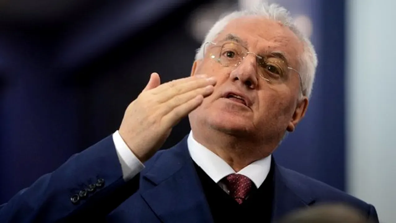 Dumitru Dragomir discutând despre un proiect imobiliar important.