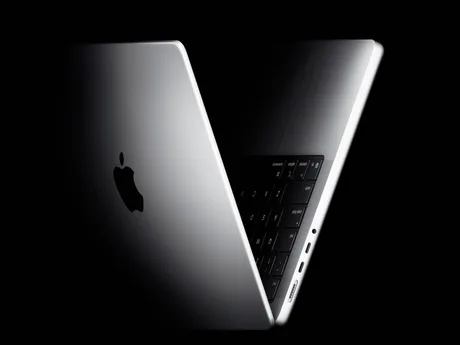 Laptop Apple elegant, cu un design modern și minimalist.