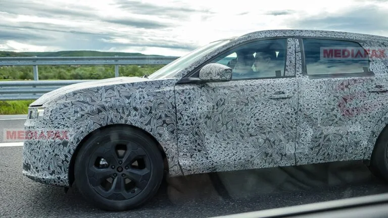 Prototip Dacia Striker camuflat pe șosea, aproape de uzina din Mioveni.