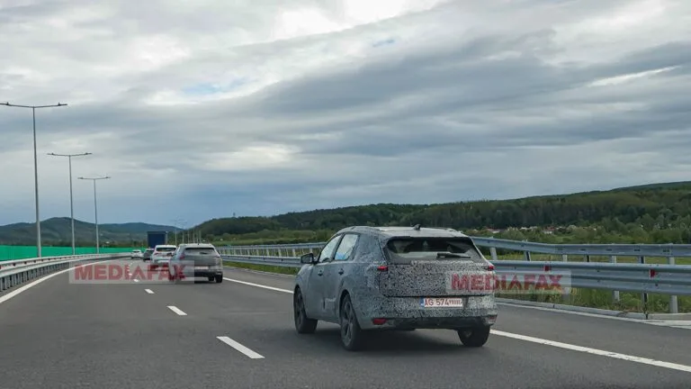 Prototip Dacia Striker camuflat pe autostradă în Argeș.