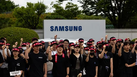 Angajații Samsung protestează pentru drepturile lor salariale în fața sediului companiei.