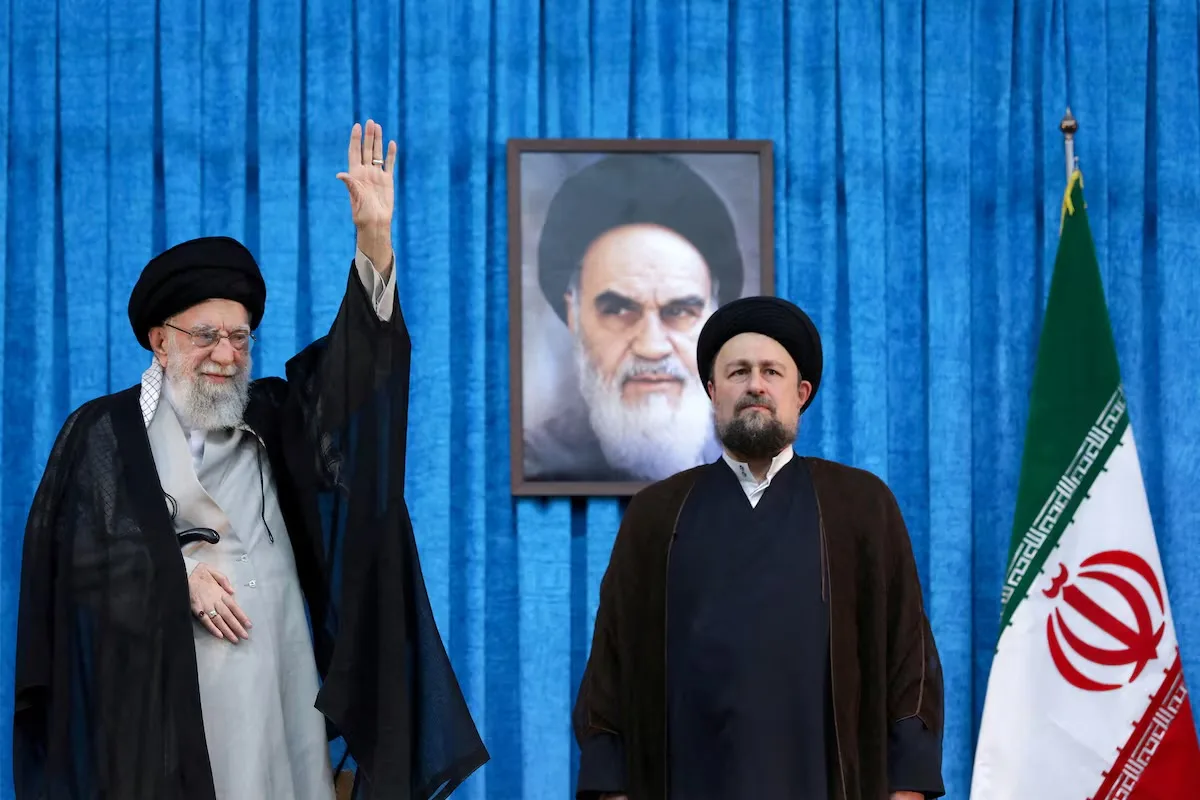 Hassan Khomeini alături de liderul suprem Ali Khamenei la o ceremonie oficială.