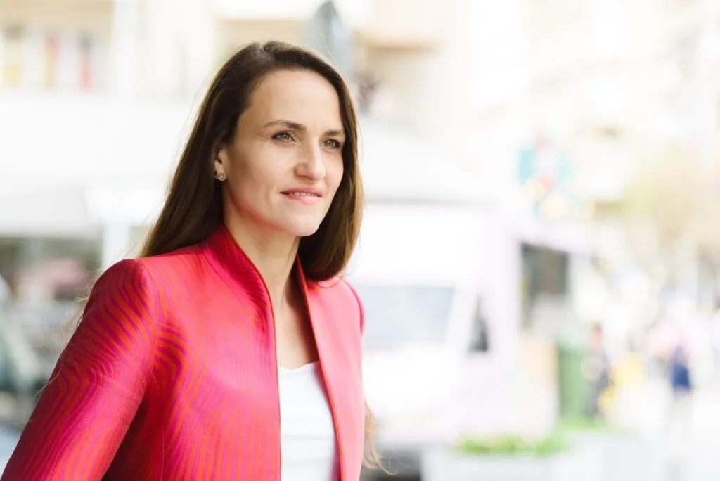 Oana Ţoiu discutând despre importanţa finanţării pentru apărare în România.