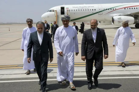 Oficiali iranieni și omanezi sosesc la Muscat pentru negocieri nucleare.