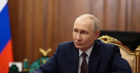 Vladimir Putin discutând despre măsuri economice pentru recruți.